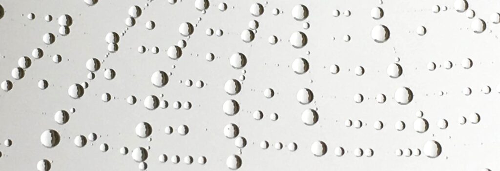 perles de pluie comme des bonbons en noir et blanc