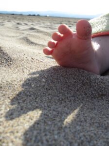 pied bébé sur le sable